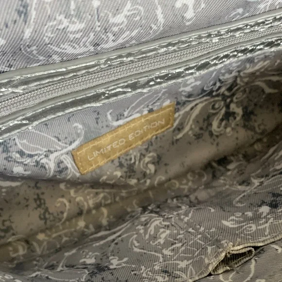 Elegant Silver Textured  Crossbody/Clutch with Chain Strapz - Picture 5 of 11